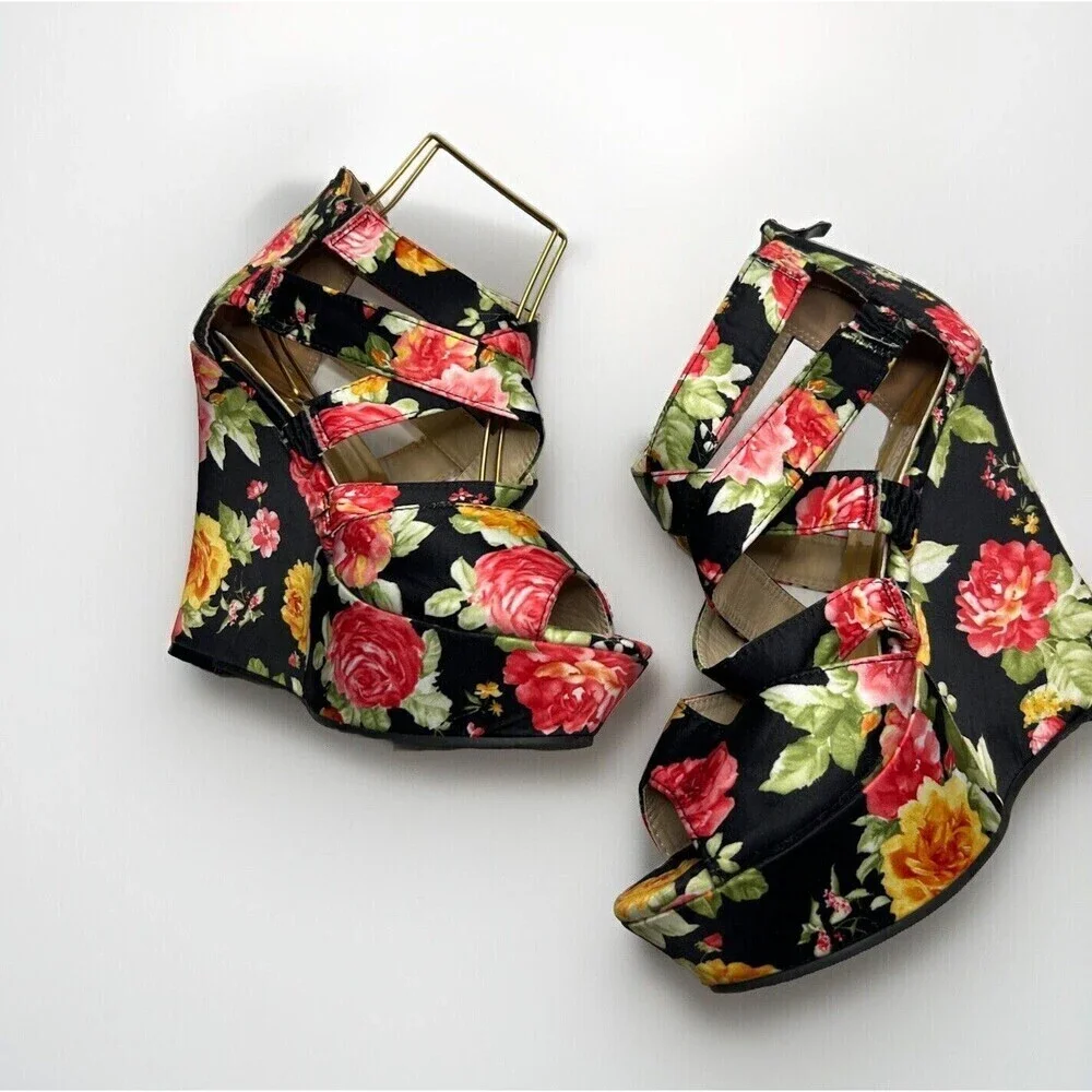 Red Circle Floral Platform Women’s shoes Size 10